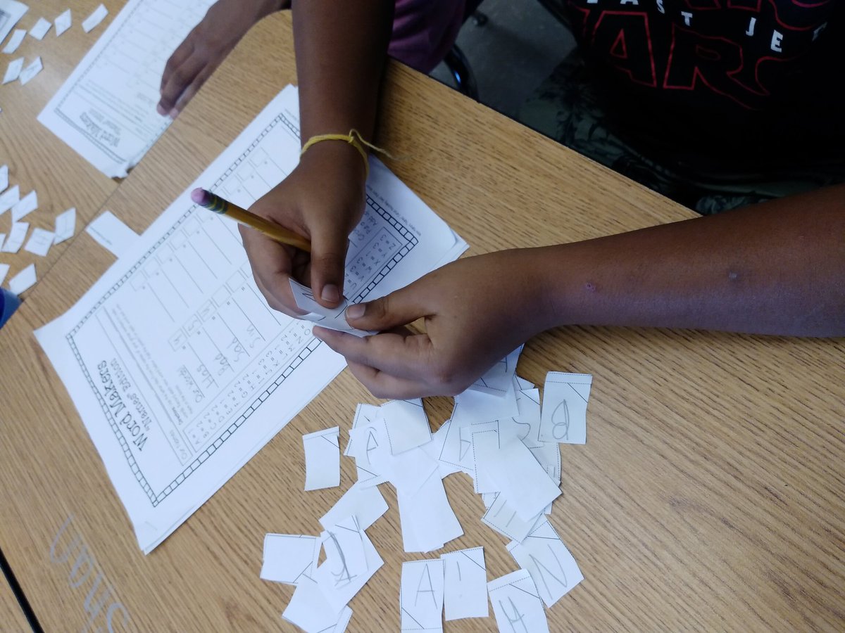AshMillerJMI's tweet photo. We had a great first week in 4-5! We figured out how to save our dear friend, Fred, used our classmates names to make different words, and shared how we spent our summer vacation! @JMI_Edison #jmiedison #jmi4th https://t.co/sVOoQm6RC4
