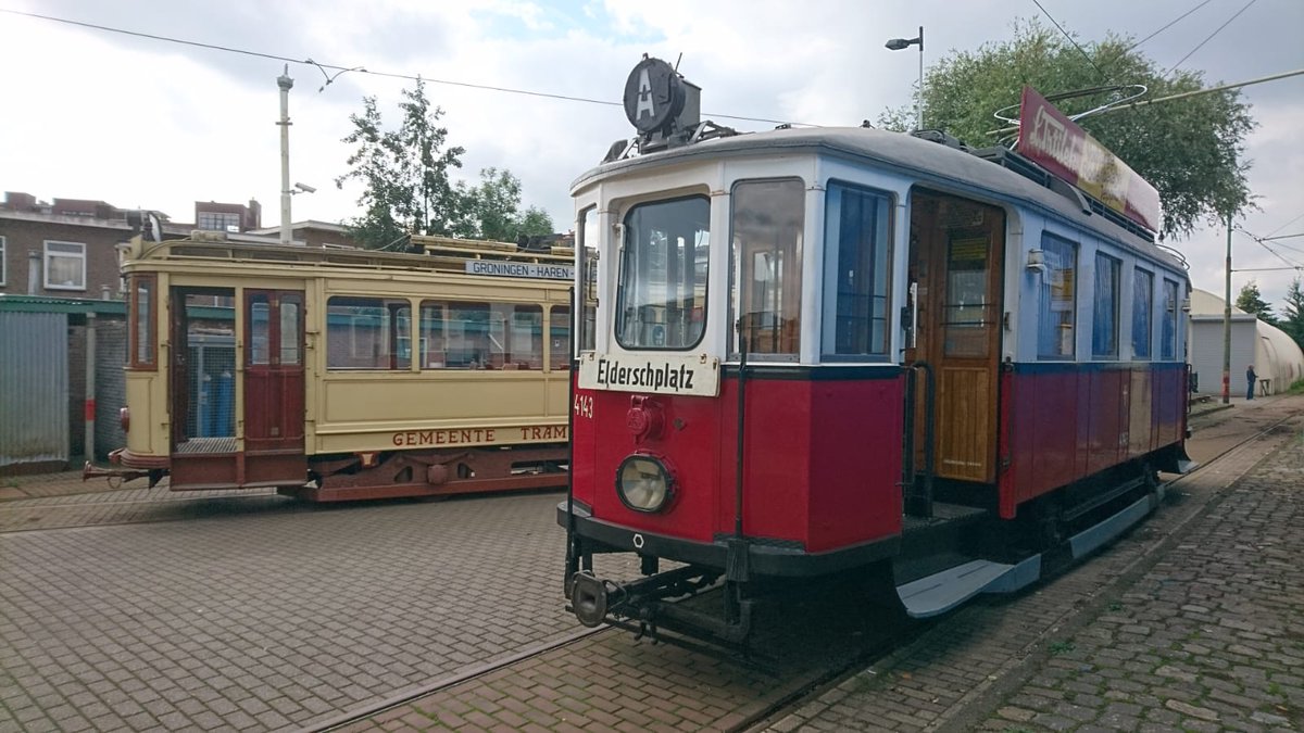 De gidsen bij het Haarlemmeerstation weten alles van de historische trams. Ze hebben prachtige verhalen!