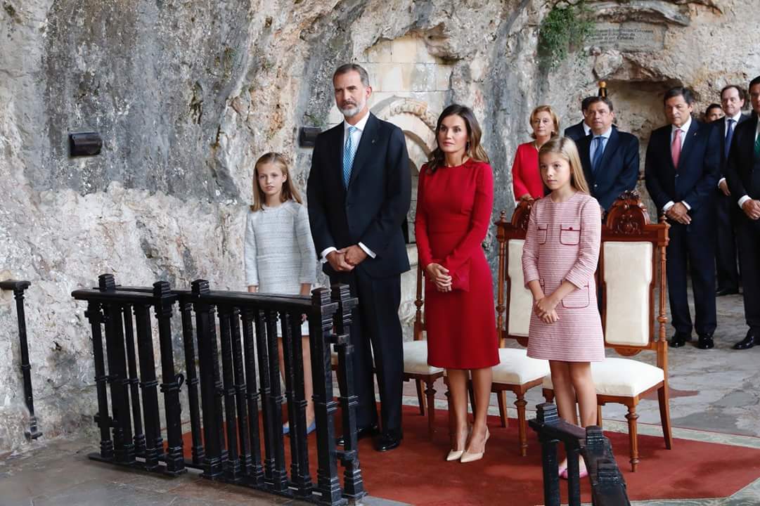ume_umes's tweet photo. SMM Los Reyes, la Princesa de Asturias y la Infanta Sofía, en los actos conmemorativos del XIII Centenario del Reino de Asturias y el I Centenario de la Coronación Canónica de la Virgen de Covadonga #Asturias https://t.co/2JeoSc6vZL