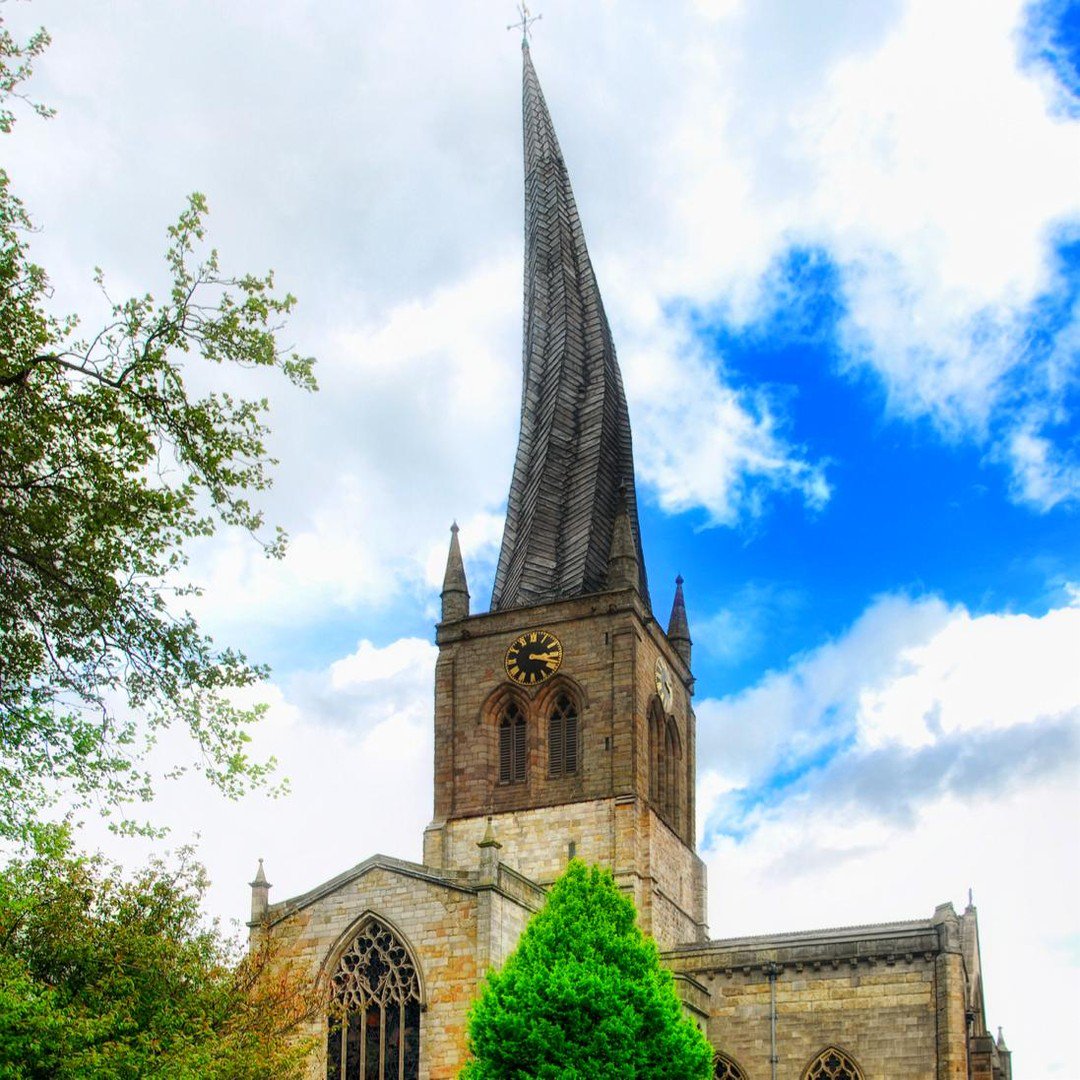 londranewsblog's tweet photo. Come questa ne vedete poche, la famosa chiesa con la torre deformata. Un caso non era stato fatto di proposito #chiesa #cosestrane #cosestorte #derbyshire #chesterfield #inghilterra #granbretagna #parrocchia #viaggi #viaggiare #architettura #stranezza… https://t.co/zNMqcWX0yP https://t.co/TJ6wGjKfAA