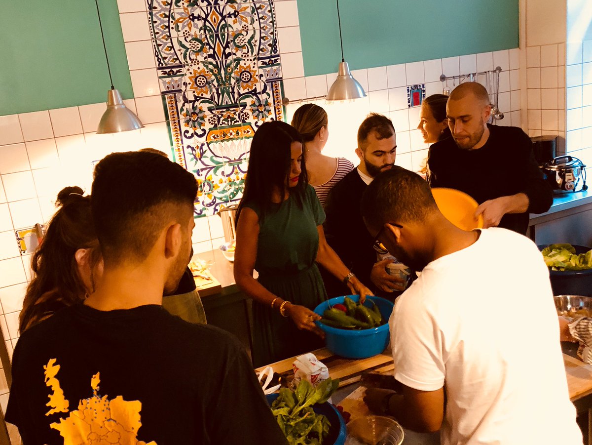 GSBTBerlin's tweet image. Great fun at our social cooking today!! Big thanks to state secretary @SawsanChebli for joining in! Wir haben uns sehr über den Besuch und das mitkochen gefreut! #gsbtb #communitycooking #nachbarschaftskochen @freiwilligentag #vieleköcheeinewelt