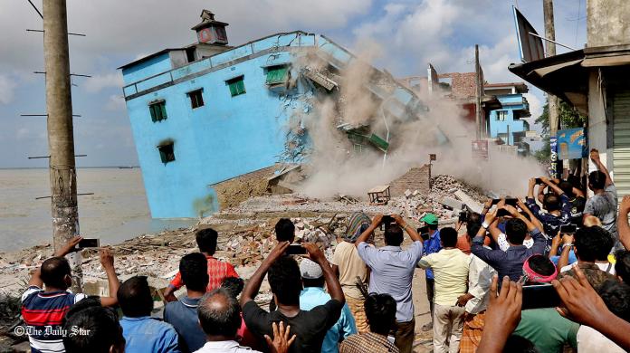 BD_AloronTeam's tweet photo. 💀 #Breaking #NEWS
•The #Padma devours a three-storey #building in Shariatpur'sNariaupazila on #Monday. ##Erosion of the #river #bank has taken a serious turn in the area recently as #houses, #shops and #roads have been engulfed...
#Bangladesh 🇧🇩 https://t.co/nnEN0Z9GHL