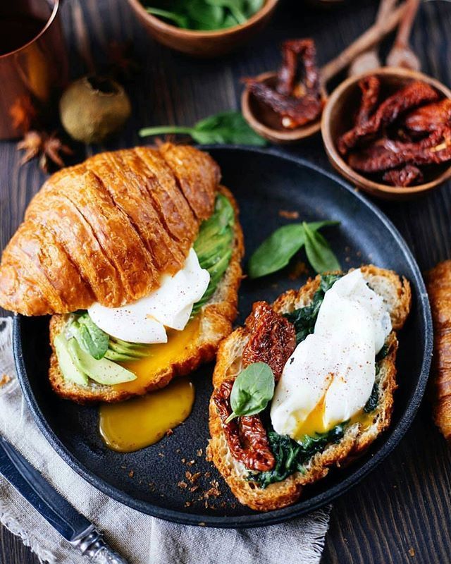 креативная подача салатов. круассан с авокадо. круассан с авокадо и яйцом пашот. круассан с авокадо и яйцом пашот. круассан с авокадо и лососем и яйцом пашот.