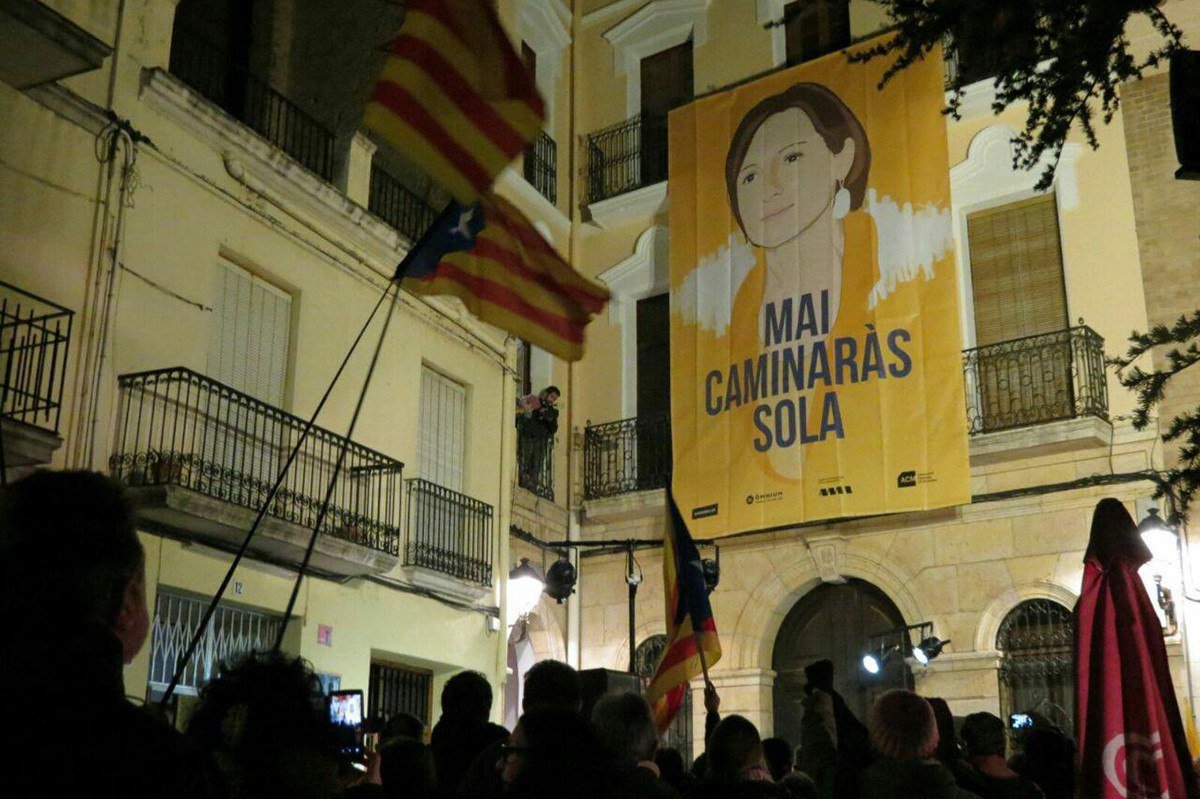 adic_PARL's tweet photo. Forcadell remained faithful to the popular mandate and defended the sovereignty of Catalan Parliament.
Nowadays she is a political hostage, locked in prison to frighten us, the people of Catalonia.
Enough threats! Enough fears!
#RiseUp
#IndependenceIsFreedom
#CatalanRepublicNow https://t.co/1taJ1Xunge
