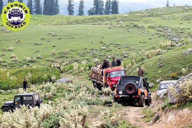 kashmiroffroad's tweet photo. Hello friend, those are huge trees you are carrying.
#kashmiroffroad #kashmirmotorsport #kashmir #offroad #dirttrack #livetodrive #jeep #custommade #offroadmonster #mahindrathar #noroadnoproblem #4x4life #4wd #koboys #4x4 #offroadlife https://t.co/lRv6OOWSlE https://t.co/TK8nMr5fBd