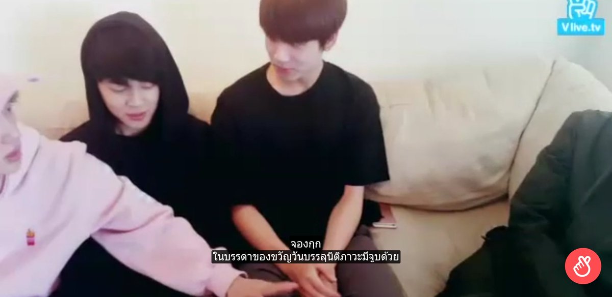 dandelionvk's tweet photo. :ตกลงของขวัญบรรลุนิติภาวะ ที่มีการจูบ ใครเป็นคนจูบน้องกันน๊าา ..🤔
:แล้วทำไมนัมจุนต้องชงแทฮยองด้วยละนั่น เมมเบอร์รู้เมมเบอร์เห็น 😳
:แล้วทำไมยัยน้องต้องอมยิ้มกรุ่มกริ่มด้วยอ่าา เขินก็บอกว่าเขินอ่าเนอะ 🙈

ชอบวนดูคลิปนี้บ่อยมาก มันฟิน มันแฟนกันอ่าาแฟนนน 

#VKOOK #TAEKOOK #วีกุก https://t.co/73R0RPOGmd