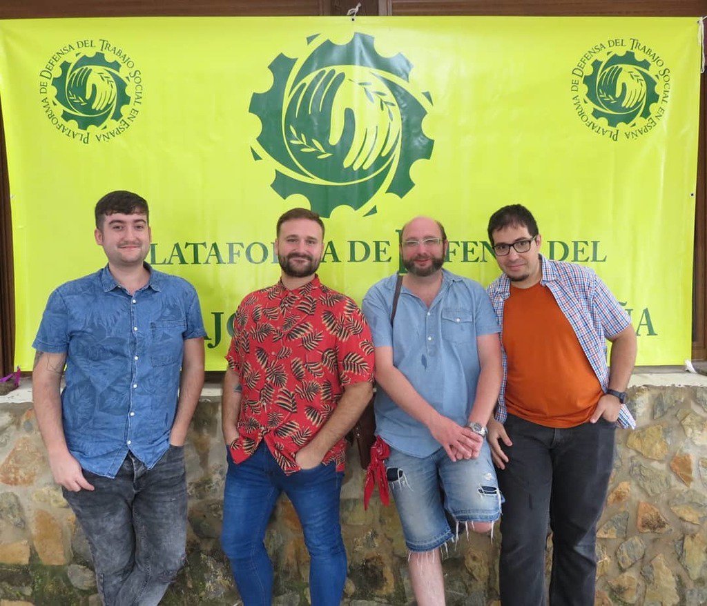 israelhergon's tweet photo. Este cuarteto acaba de presentar "El día de Marina", en #JornadaPDTSPadules. El primer #ÁlbumIlustrado sobre #TrabajoSocial.
.
De izquierda a derecha: @pstrangetown (ilustrador y terapeuta ocupacional), @trabajosocialjavier (escritor y trabajador social)… https://t.co/SZ598YzGdI https://t.co/YTsxvdxlVQ