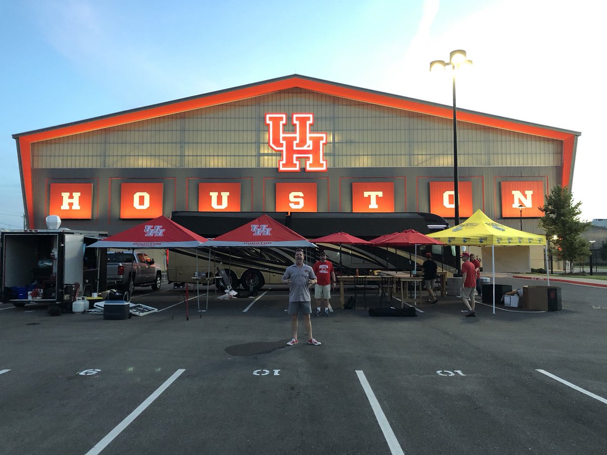 TeamSwankUH's tweet photo. Premium tailgating! https://t.co/sabDTfm4o9