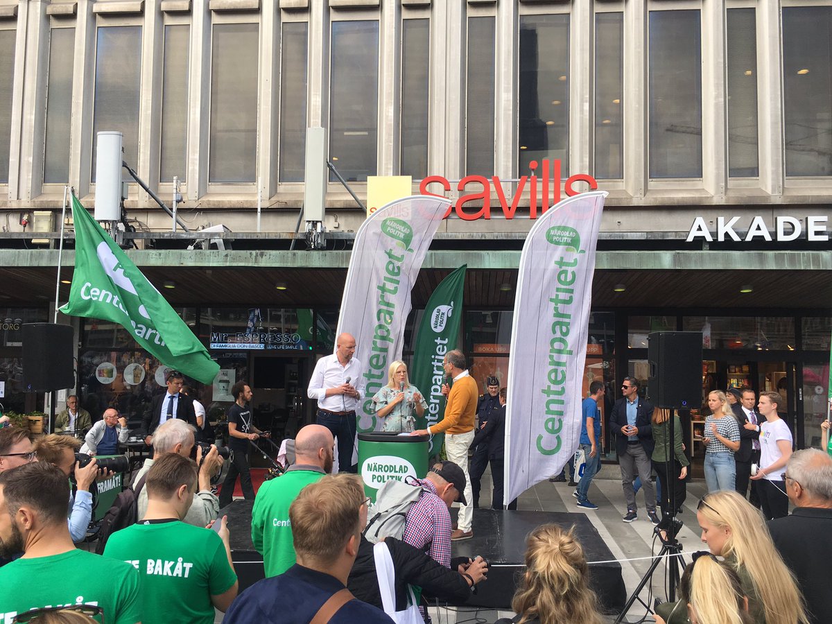 Nu pratar @karinernlund och @GustavHemming på Sergels torg om varför du ska rösta C imorgon. Snart kliver <a href="/annieloof/">Annie Lööf</a> på scen 
🍀💚