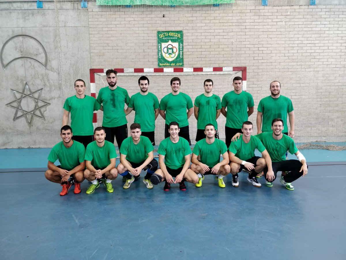 usr1473838's tweet photo. Los chicos del Primera Nacional ya tienen su camiseta Beti-Zale, hazte con la tuya para dar color y animar a nuestros equipos desde la grada!! Disponibles en los partidos de liga disputados en Villava o pregunta por ellas entre semana en el polideportivo #aurrerabeti https://t.co/8JxIhsXKHa