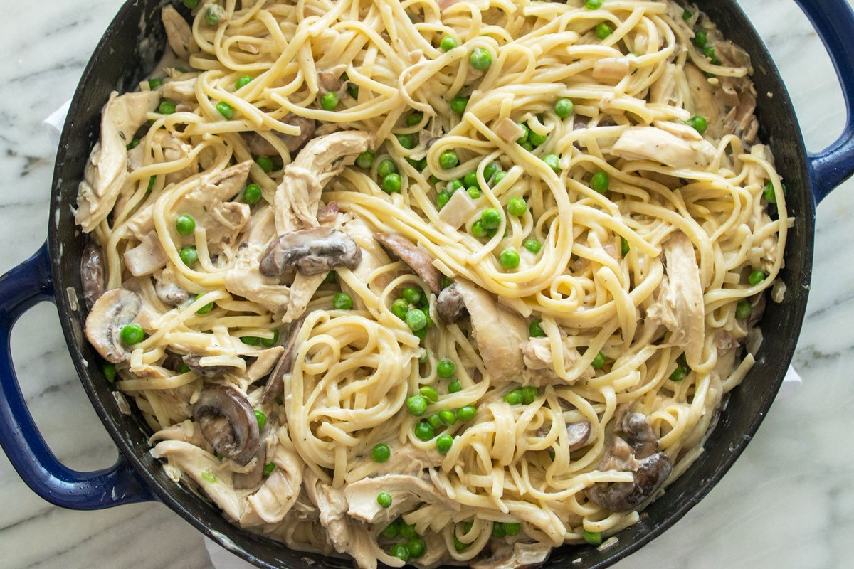 We revamped @GDeLaurentiis' classic Chicken Tetrazzini to be a one-pan weeknight hero! #onepanmeals 🙌🏻buff.ly/2BHblRP