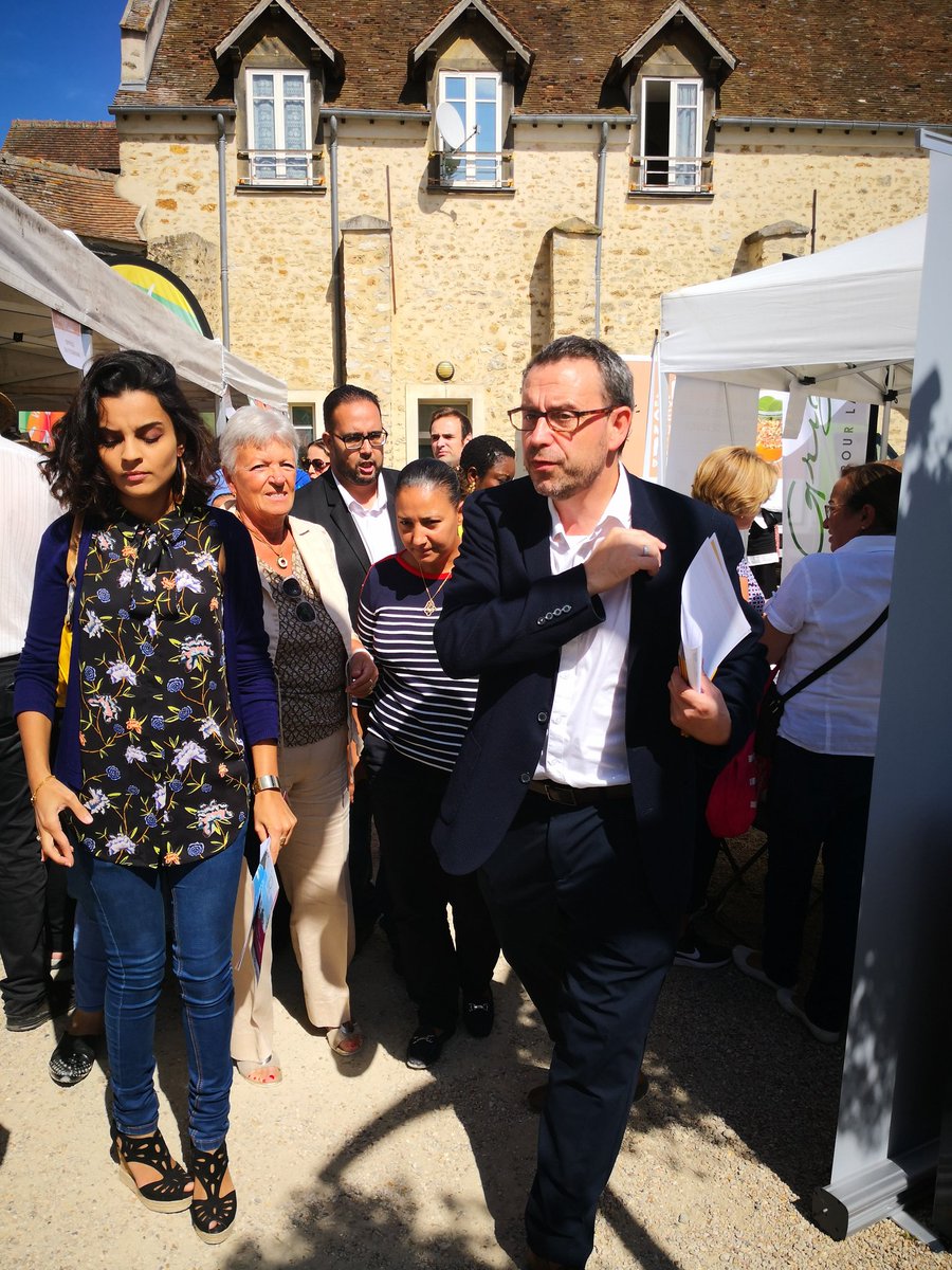 villedegrigny91's tweet photo. #Forumdesassociations Philippe Rio, maire de Grigny démarre son tour des stands des #associations de la Ville accompagné par son équipe municipale. #Forumderentrée #Grigny #FermeNeuve https://t.co/jJjarHcCo4