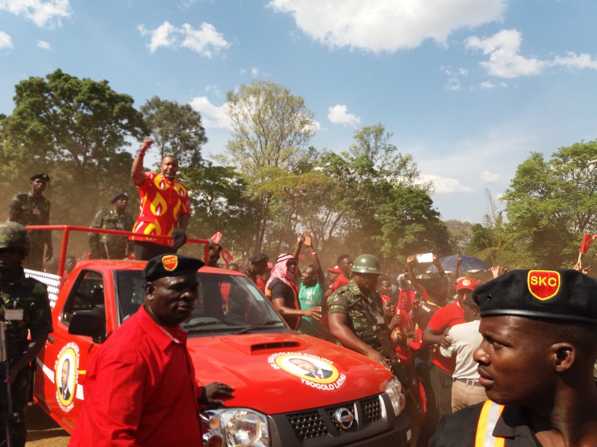 zodiakonline's tweet photo. #Malawi vice president Saulos #Chilima has arrived at Gymkana Ground in #Zomba. Crowds of dust fill up the air as hundreds of people chant songs welcoming him to the #UTMlaunch. https://t.co/i1MYSflQqy