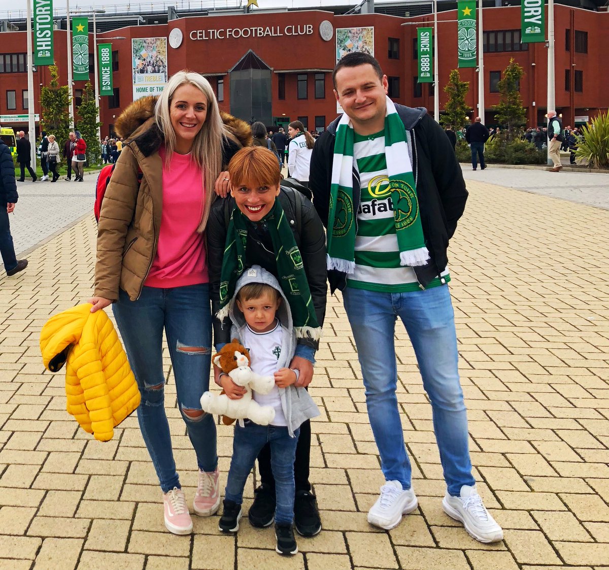 MargotMcCuaig's tweet photo. #MatchforCancer with my weans @siomcb and @dannybhoyceltic 💚💚 (and Ruairí) https://t.co/IMtcykPuAr