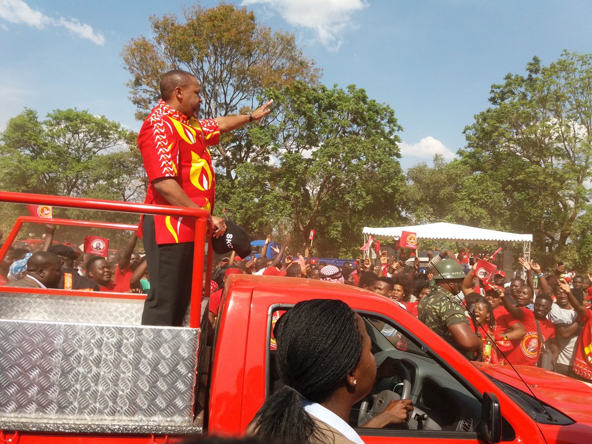 zodiakonline's tweet photo. #Malawi vice president Saulos #Chilima has arrived at Gymkana Ground in #Zomba. Crowds of dust fill up the air as hundreds of people chant songs welcoming him to the #UTMlaunch. https://t.co/i1MYSflQqy