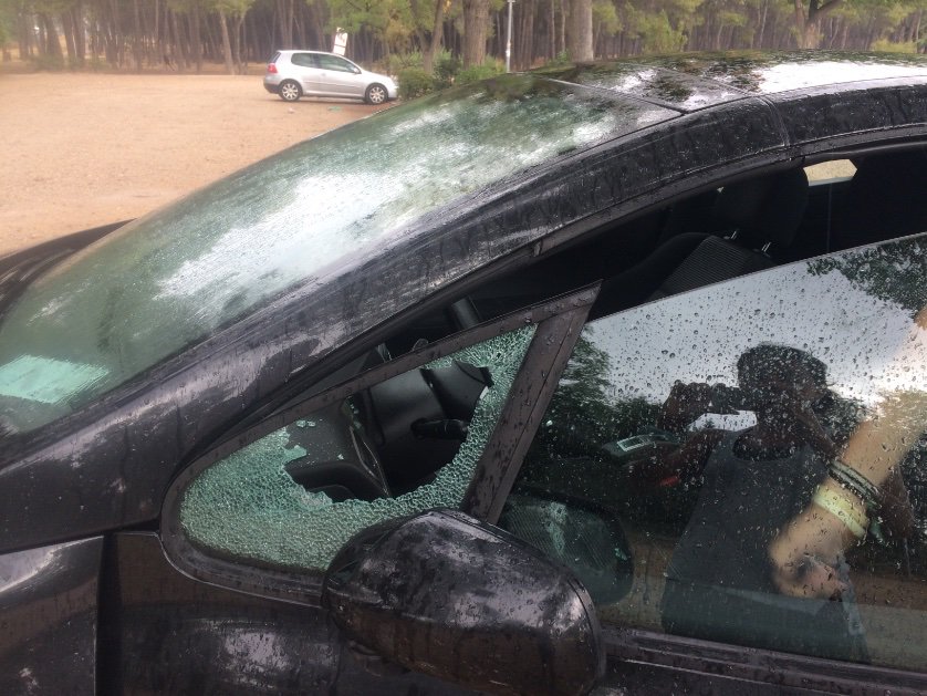 Vergonzoso salir a entrenar por el Cerro de los Ángeles y al terminar encontrarte con que te han destrozado el coche y robado las cosas del interior. No es el primer caso. Medidas por favor <a href="/aytogetafe/">Ayuntamiento Getafe</a>