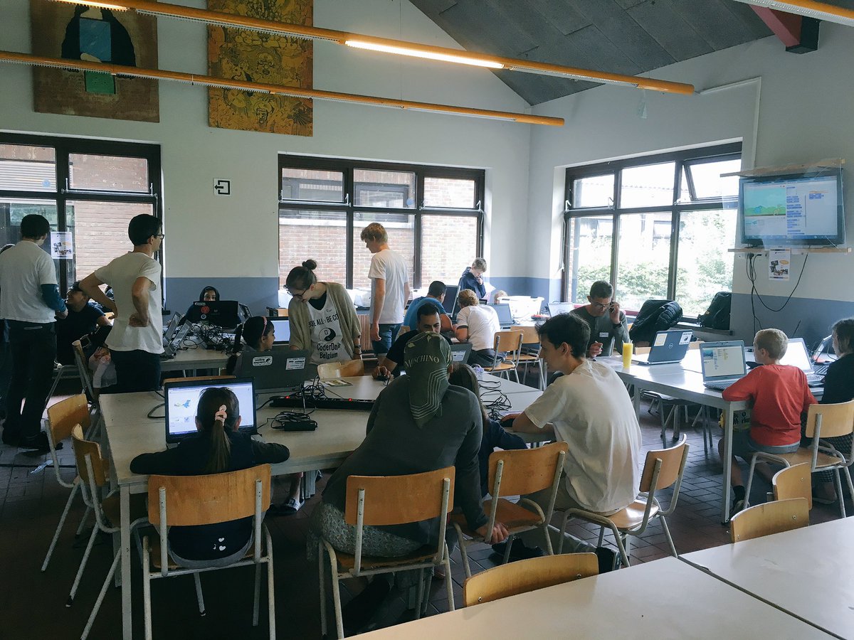 CoderDojoBe's tweet image. Veel interesse voor CoderDojo in het opvangcentrum in #Eeklo! Programmeren als gemeenschappelijke taal en passie dankzij #dbsf cc @digitalbelgium @digitalagendaBE @alexanderdecroo @VUSaskia #coderdojo4all