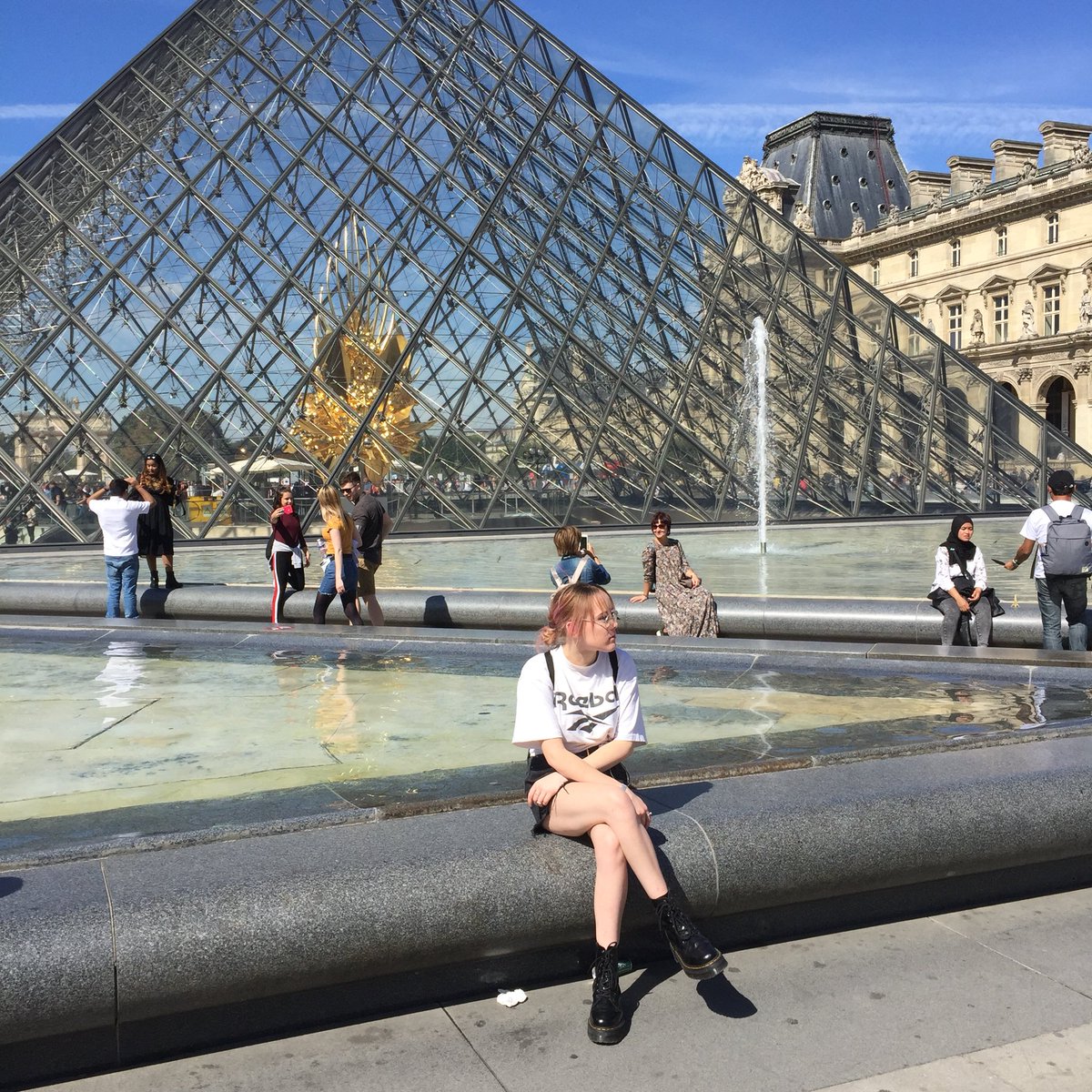 indxah's tweet photo. *the Louvre by Lorde starts playing* https://t.co/xpieNYak7i