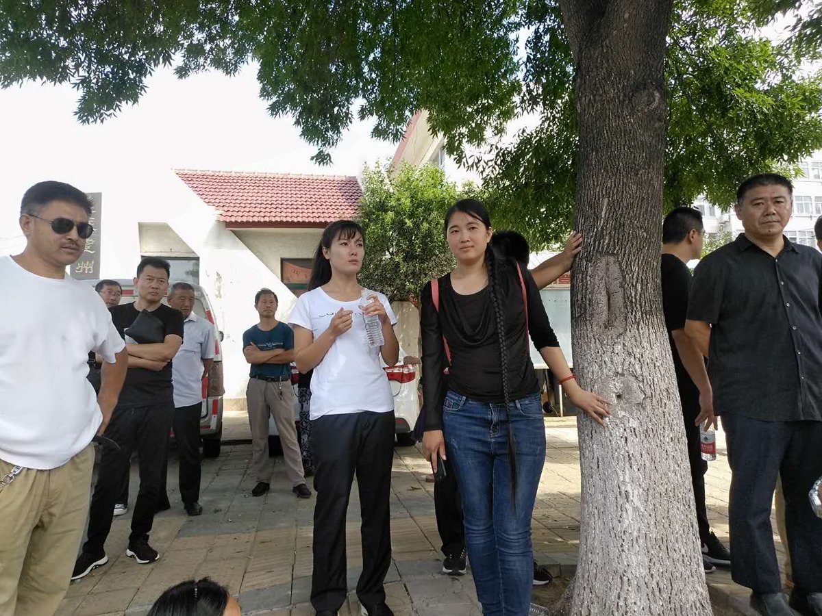 ningli21's tweet photo. 图一图二是开庭前骚扰律师的警花，现场警告威胁律师！图三是庭审现场跟踪盯梢我的美女，大家帮我看看是不是同一个人？ https://t.co/SREK9p7TtZ