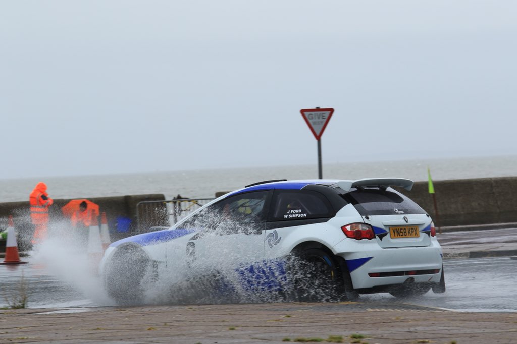 Wesley Simpson and Joe Ford maintain their lead but it has been cut to just 3 seconds now from the Escort of Mark Kelly and Andy Baker.