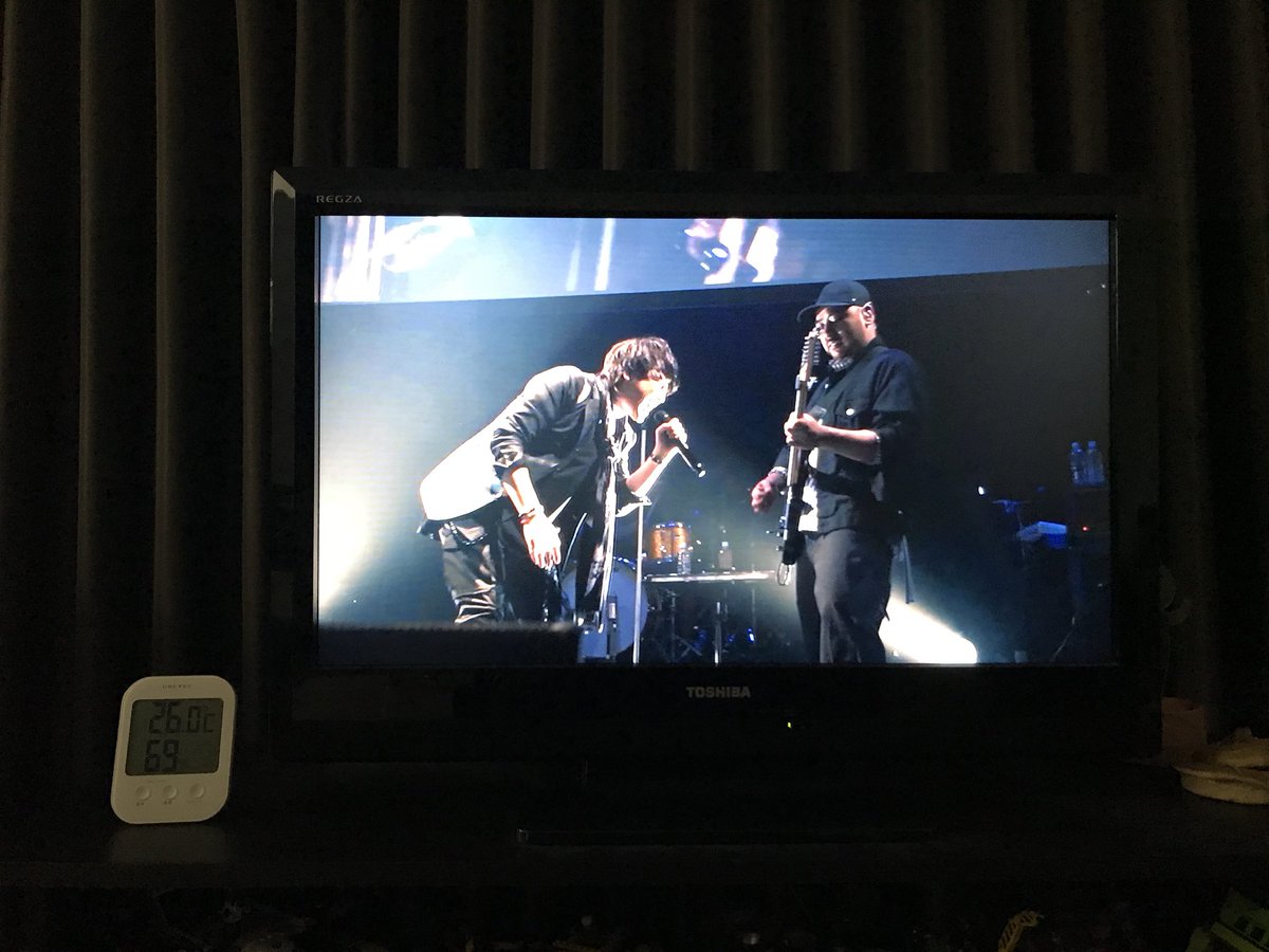 yuzuli416's tweet photo. 「君さえいれば、怖くないんだよ。決して楽じゃないとしても」のシーンの20周年42歳の説得力が👌復活LIVEのDVD出してくれてやっと解散LIVEのDVDまともに観れる（笑）豊洲PIT3000人の大合唱最高！！ 今日のBRITZも勿論最高！！ #SURFACE #reattraction https://t.co/O8Emr7lZEG