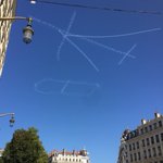 フランスの空に大きな「日本」の文字が!なにコレ感動する!