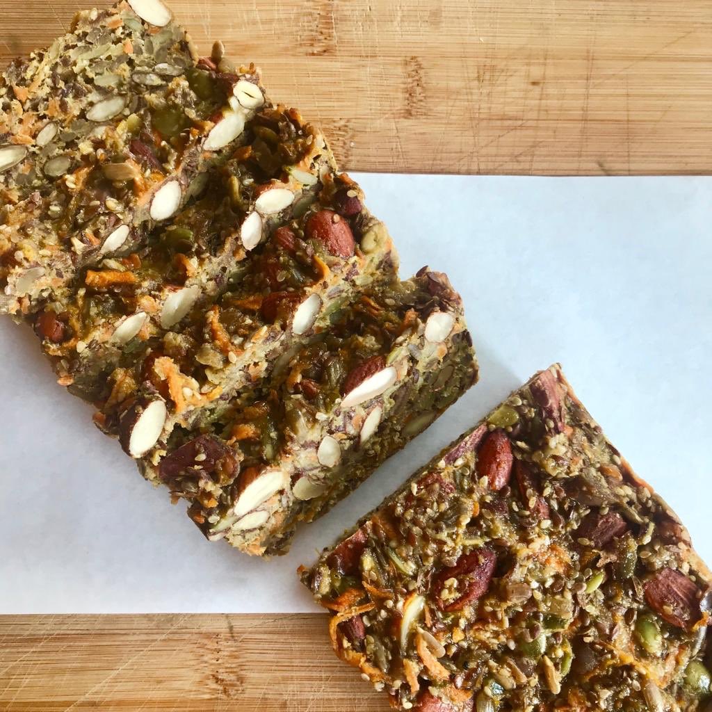 Gezond tussendoortje: ons glutenarme noten-zadenbrood ♥️