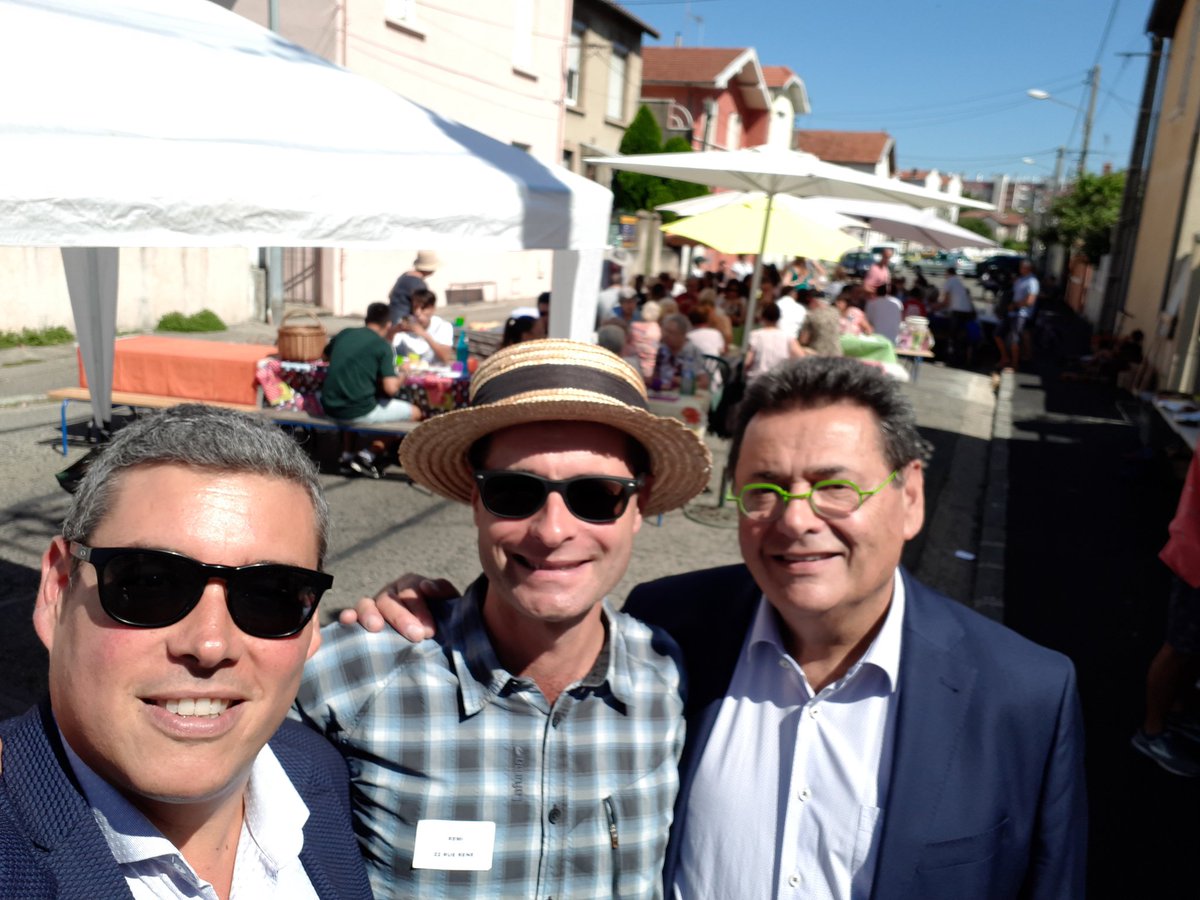 DVullierme's tweet photo. 18ème édition de la fête de la rue René. 
Merci à Rémi, le dynamique président des amis de la rue René pour son invitation. 
#jaimemaville #Villeurbanne https://t.co/0DniXJCLQw