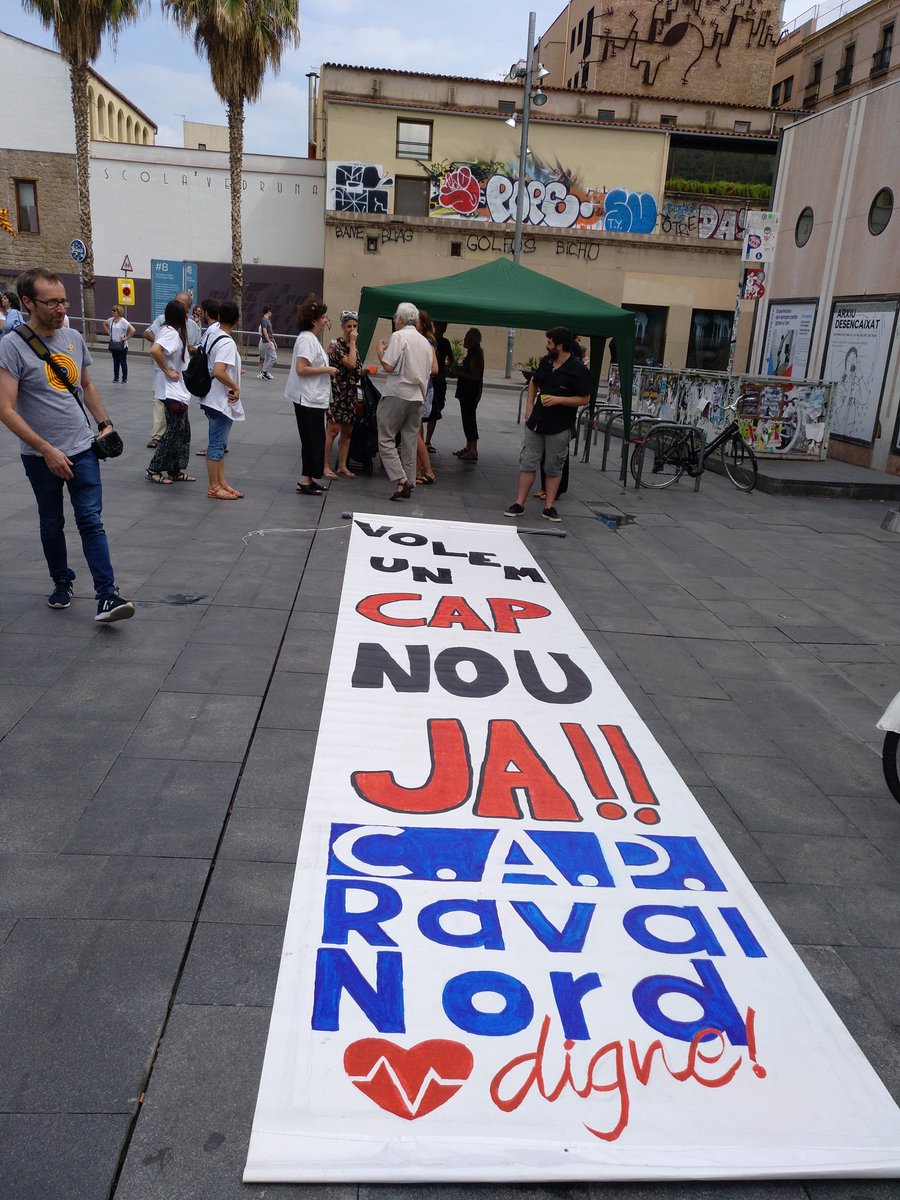 Un matí de pancarta, vermut i diàleg veïnal, amb el millor del nostre CAP Raval Nort, les persones que hi treballen.  Aixequem la veu per un CAP nou i digne ja! #peruncapdigneja
