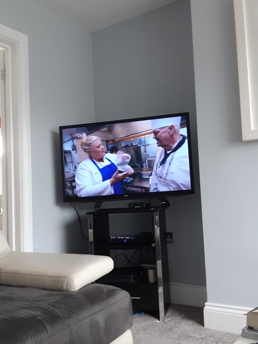KatGale91's tweet photo. @Charlilou21 whose this handsome chap just popped up on my telly?!  Hahaha this is pretty cool! #CelebrityMasterChef https://t.co/IdYIr9EYxB