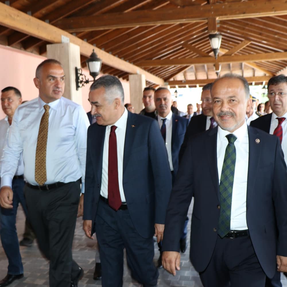 metinyavuz009's tweet photo. Kültür ve Turizm Bakanımız Sn. Mehmet Nuri Ersoy ile birlikte, Ege Port Kuşadası Liman İşletmelerinde incelemelerde bulunduk. https://t.co/kJf4oVbKS8
