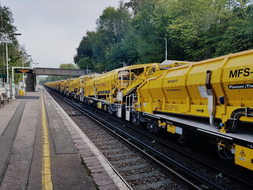 brighton_line's tweet image. Team Orange are working across the #BrightonMainLine today - at #Balcombe the high output ballast cleaner is in full swing @NetworkRailSE