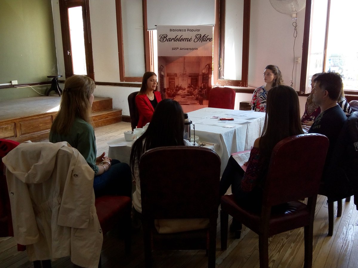 bpmitre's tweet photo. Hoy tengo invitadas. Una de ellas será la reina de los estudiantes de #Villaguay. Muchos nervios. Un jurado concentrado en tan difícil labor. ¡Muchos éxitos! #ILI https://t.co/meEvUlG481