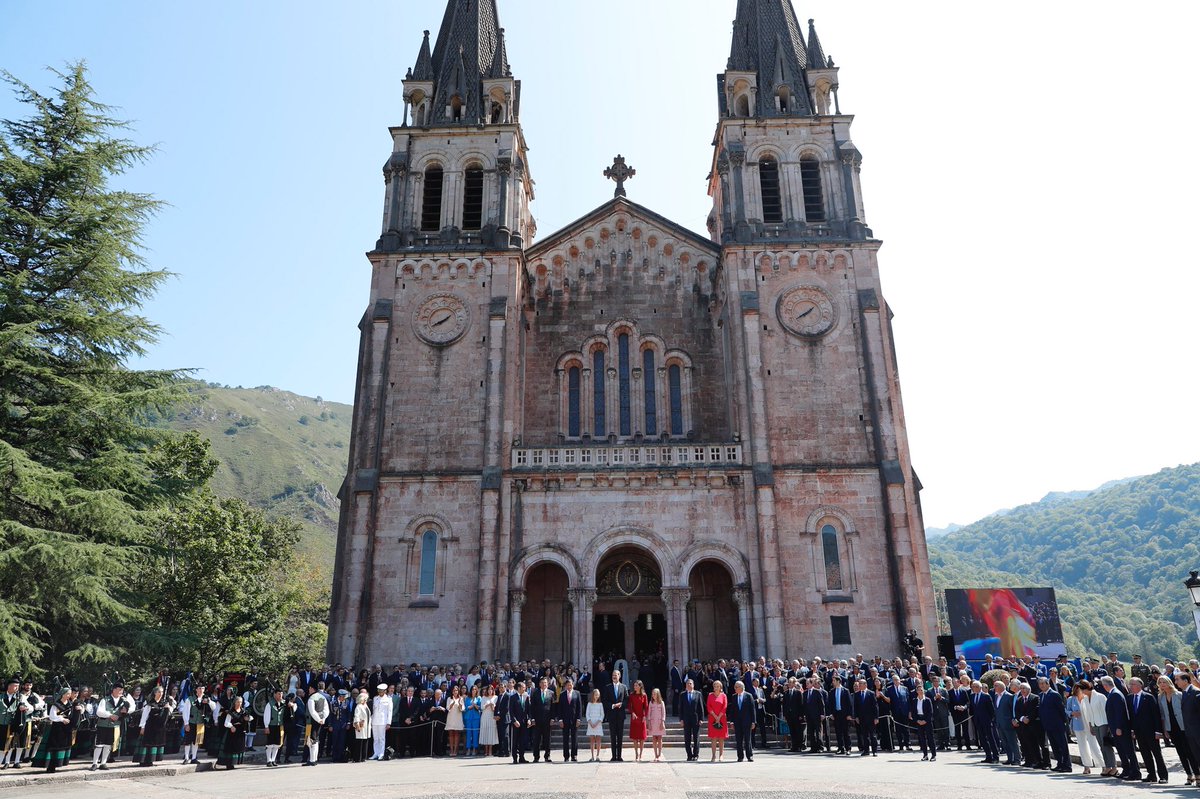 CasaReal's tweet photo. Actos conmemorativos del XIII Centenario del Reino de Asturias y el I Centenario de la Coronación Canónica de la Virgen de Covadonga https://t.co/ln0nhvoDua https://t.co/HGAOsQbO4m