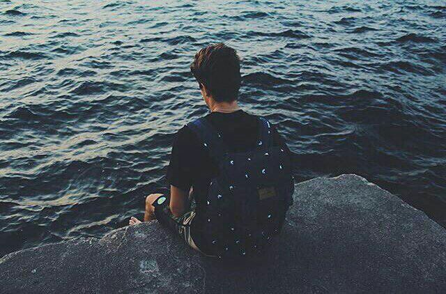 إلى صديقي الذي يسكن في البعيد، في البعيد جدًا: كنت لي كل الأصدقاء الرائعين، الآن وبدونك، أنا أملك الكثير من الرائعين، لكن لا أحد منهم صديقي.