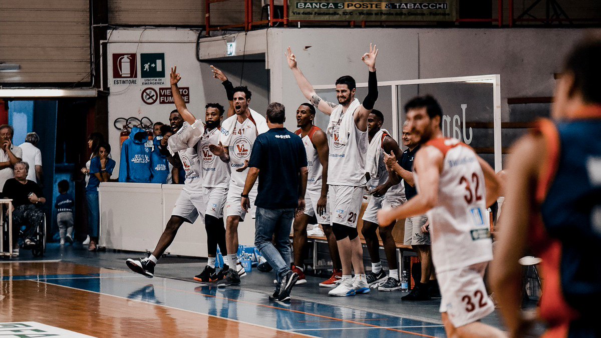 VLPesaro's tweet photo. Vittoria!! A Fabriano contro la @AuroraJesi finisce 109-79 per i nostri ragazzi!! ⚪🔴
Miglior realizzatore: Erik McCree con 25 punti!! 💪
Domani alle 20 saremo in campo contro la vincente della semifinale tra @PoderosaBasket e Fabriano ! 🏀
#spallaAspalla #forzaVL #PhCiaramicoli https://t.co/IgIumftNAD