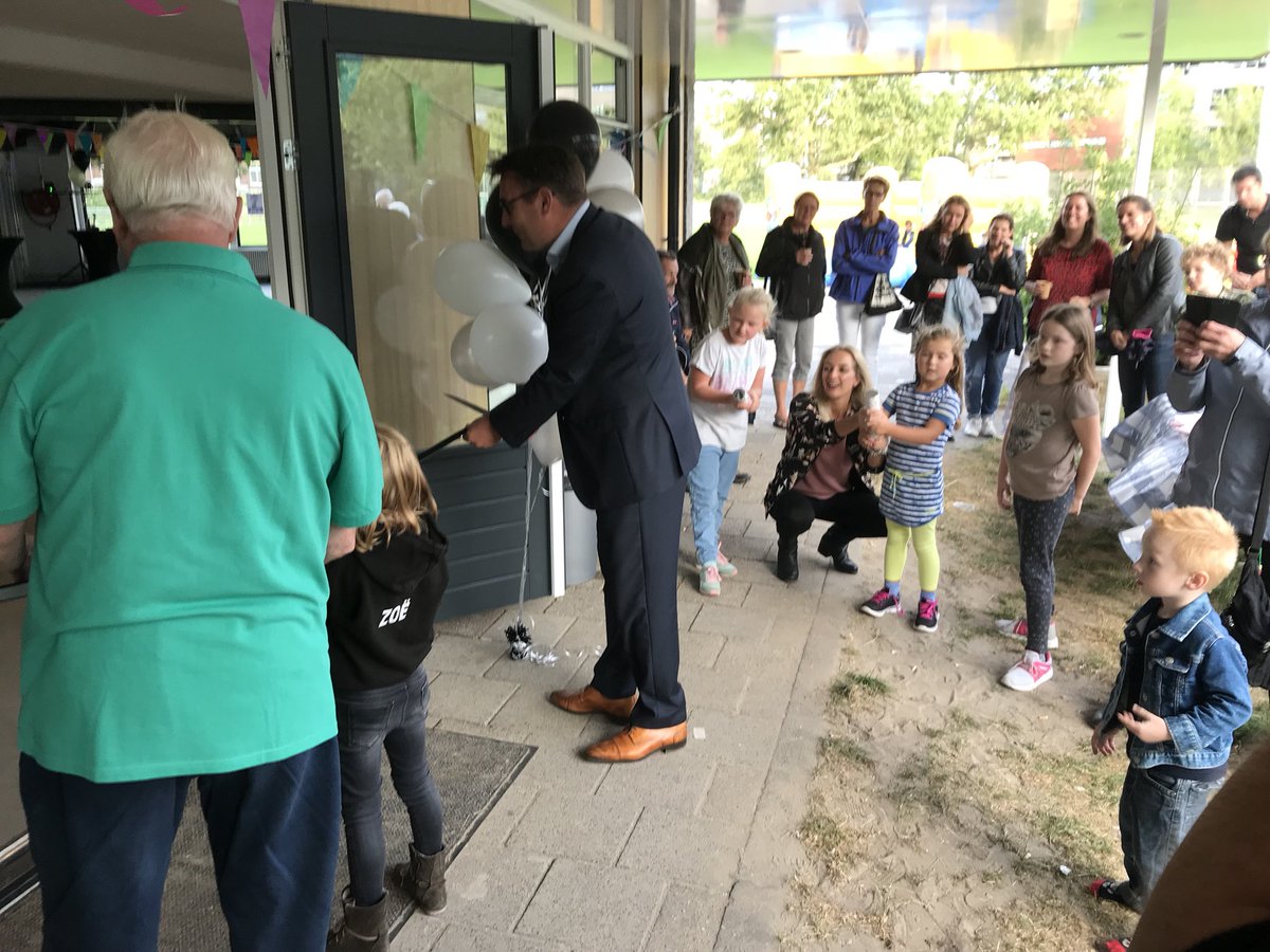 Sportsupport070's tweet photo. De verbouwde kantine van @whchandbal is vanavond geopend door @RicharddeMos. Veel vrijwilligers hebben zich ingezet en het is prachtig geworden! https://t.co/Kyvvgef9gZ