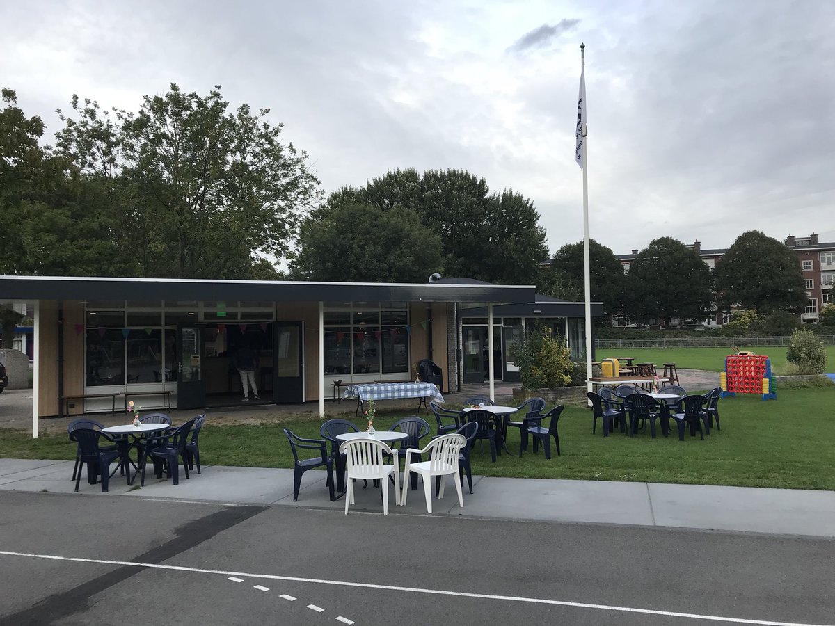 Sportsupport070's tweet photo. De verbouwde kantine van @whchandbal is vanavond geopend door @RicharddeMos. Veel vrijwilligers hebben zich ingezet en het is prachtig geworden! https://t.co/Kyvvgef9gZ