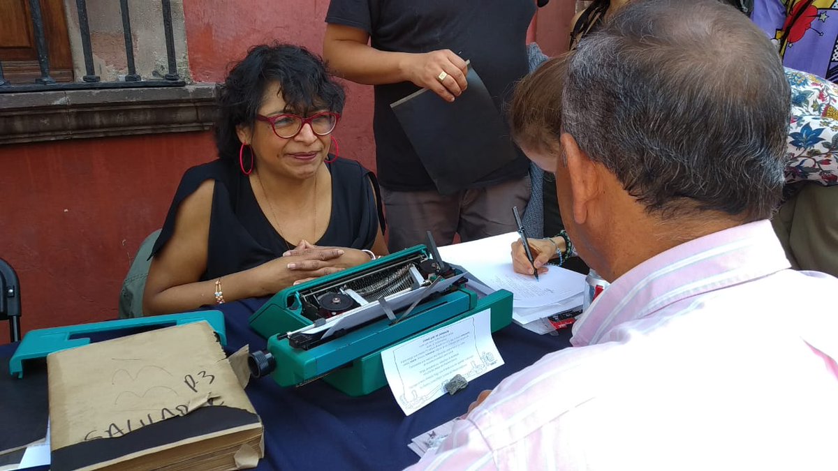 CCDmx's tweet photo. Ya estamos escuchando, escribiendo y remezclando historias afuera del Museo Regional de Querétaro. #HACKHAY https://t.co/2ugl3vqOvy