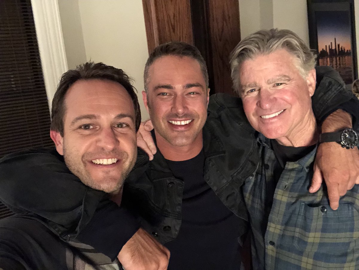 onechicagonews's tweet photo. 📷 | Sanford Bookstaver, Taylor Kinney and Treat Williams behind the scenes of Chicago Fire. https://t.co/Hj2fRolrSG