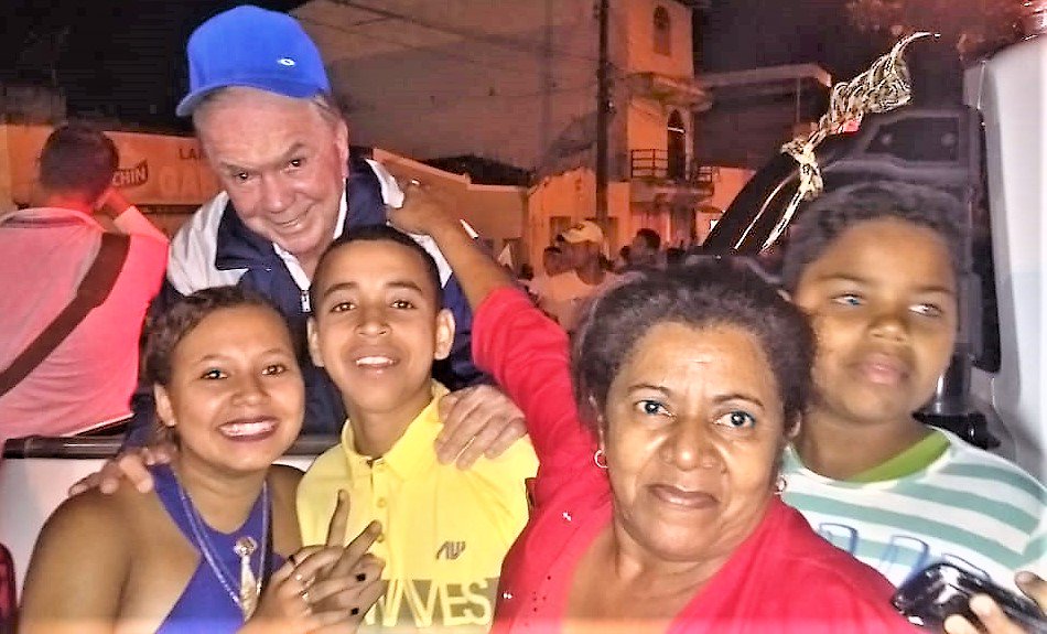 JoaoLeaoOficial's tweet photo. Não tenho dúvidas! O #TimeCorreria terminou com chave de ouro a #CorreriaPelaBahia, desta sexta-feira, em Floresta Azul!A população esteve ao lado de @costa_rui, 13; João Leão, @jaqueswagner, 130 e @angelocoronel_, 555, minuto a minuto!Obrigado bonitões e bonitonas!
#FlorestaAzul https://t.co/aOdvDW248A