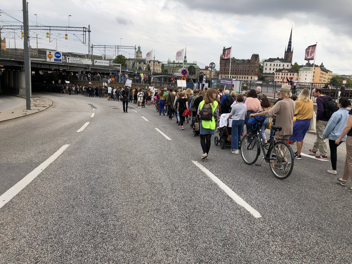 GretaThunberg's tweet photo. Tack till alla som kom på klimatmarschen idag! Och tack till @bothoren från Fossilfritt Dalsland som gav mig idén om att skolstrejka. #riseforclimate #climatemarchse #klimatstrejk #climatestrike https://t.co/iMg4F2uTXB