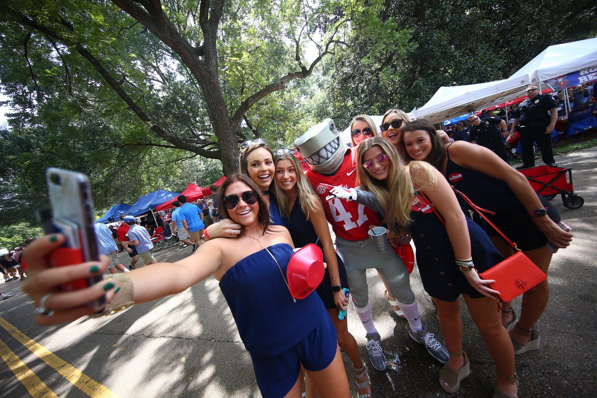 OleMissPix's tweet photo. A great first Walk of Champions! https://t.co/GilNhkZTje