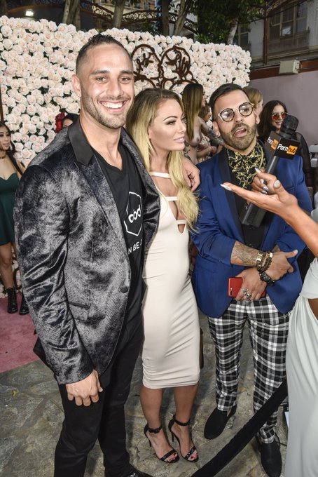 Red Carpet with the homies @FabianLuxe &amp; @IsabelleDeltore 📸  We announced the launch of our little project<a class="tags" target="_blank" title="On Twitter" href="/?out=eyJ0eXAiOiJKV1QiLCJhbGciOiJIUzUxMiJ9.eyJpYXQiOjE3MjA1MzYzNzksImlzcyI6InR3cG9ybnN0YXJzLmNvbSIsIm5iZiI6MTcyMDUzNjM3OSwiZXhwIjoxNzUyMDcyMzc5LCJyZWRpcmVjdF91cmwiOiJodHRwczovL3R3aXR0ZXIuY29tL0ZhYmlhbkx1eGUifQ.pgvVdJsVityn9NvkN0zlcmQ_ooy4IGj8GTqLzKlMo0emoc820obHYlyWMF-XWgrUuUA-XrdcuPq_es-RtNU-kQ">@FabianLuxe</a><a class="tags" href="/tag/isabelledeltore">@isabelledeltore</a><a href="/tag/damondice"class="tags"><span>#damondice</span></a>