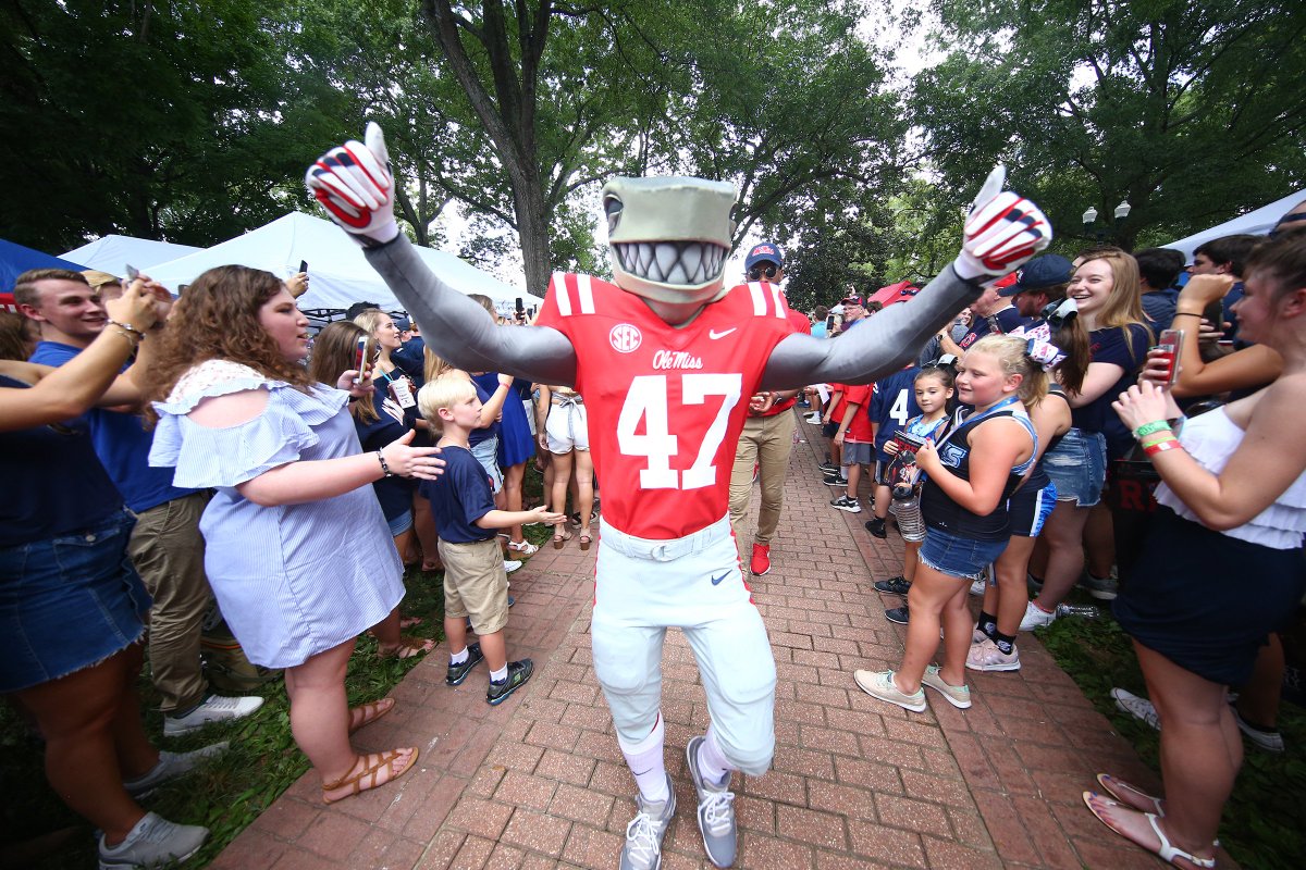 OleMissPix's tweet photo. A great first Walk of Champions! https://t.co/GilNhkZTje