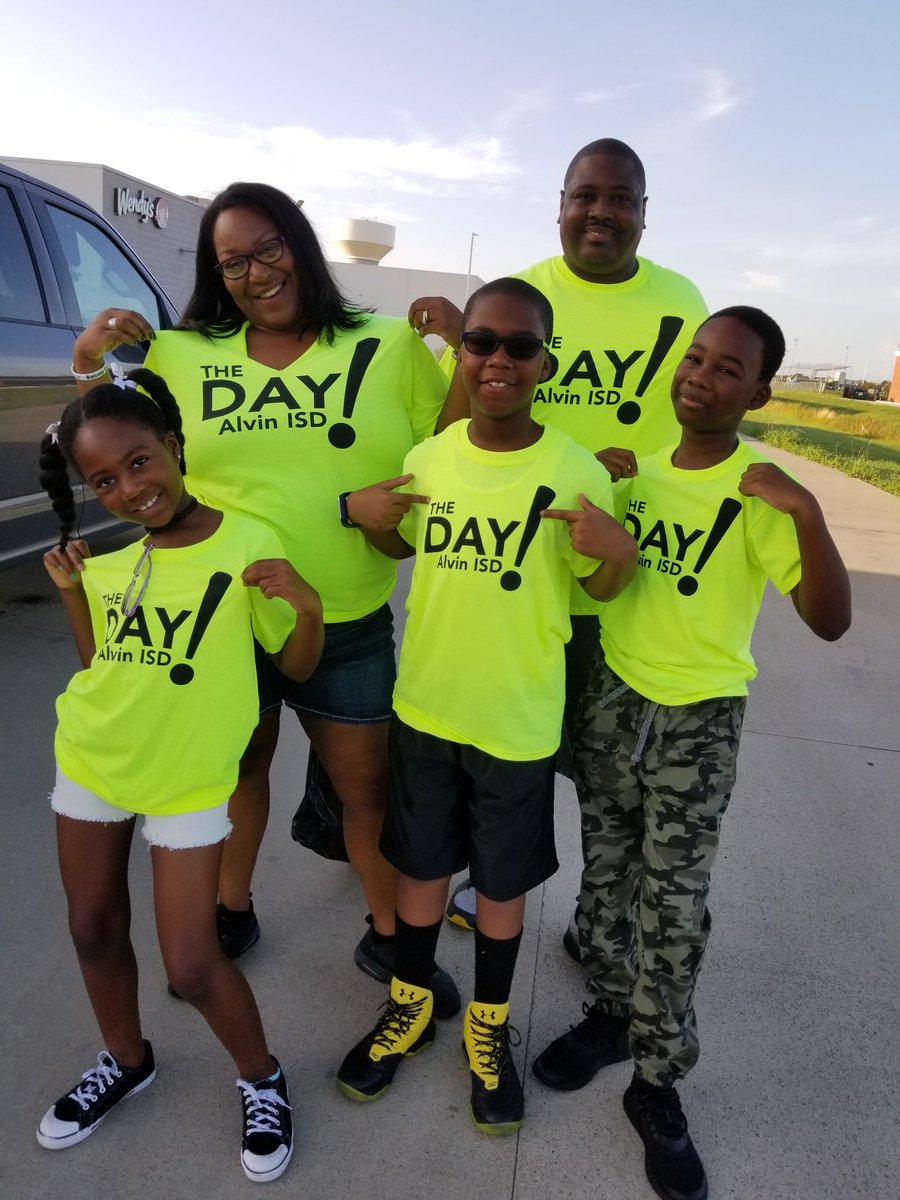 brazzlegt's tweet photo. Our family proudly serving the Shadow Creek community. 5 family members. 4 service projects. 3 representing schools. 2 mascots 1 community 1 district. #teambrazzle #AlvinISDTheDay @RMcNairJH @gyerangers @brazzlegt @AlvinISD @DAEP_Prin https://t.co/qfMksxF6iR