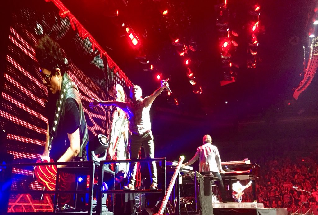 ToniFPhillips's tweet photo. These are the looks of an amazing & victorious performance @TS_Resort last night! @arnelpineda brought the sold out house down! #voiceOnPoint @JourneyOfficial https://t.co/dcfXfHMbn8