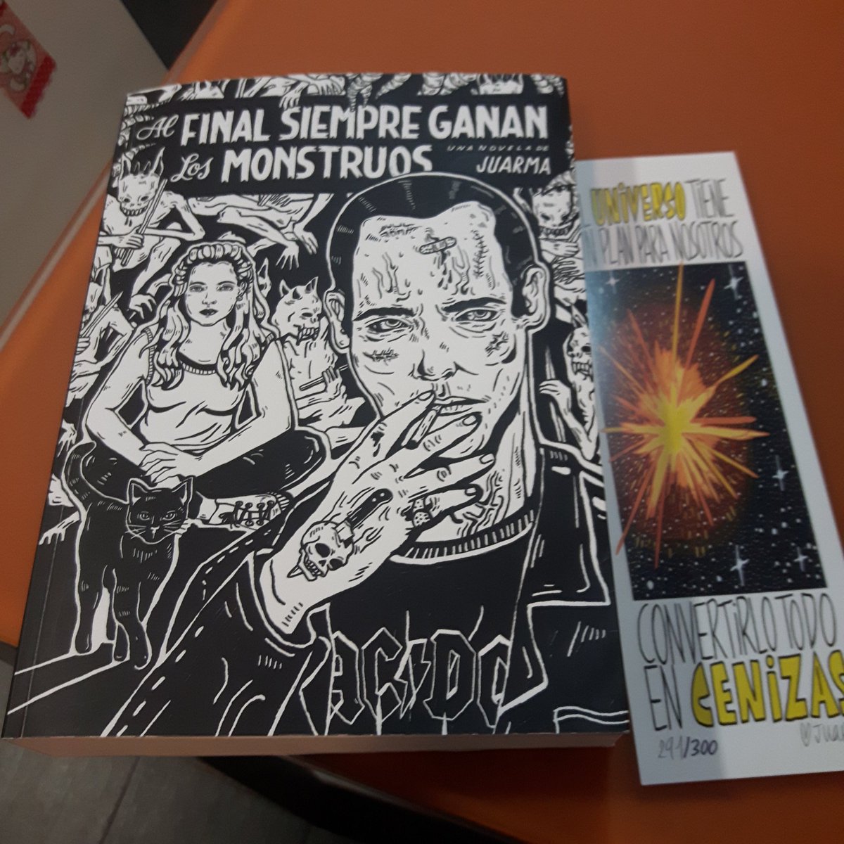 Por fin le he podido meter mano y me he enganchado sin remedio al guisote de @_Juarma_. De las tripas al papel. #AlFinalSiempreGananLosMonstruos, ¡muy bien!