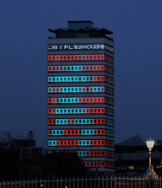 darraghdoyle's tweet photo. Seeing the lovely reaction to @margaret0connor's #SpitFireBird pieces for @dublinfringe reminds me of that to Playhouse, the 2009 @DubTheatreFest installation that lit up Liberty Hall https://t.co/Tgzda1SDCw #Dublin https://t.co/4oRmgKAh4d