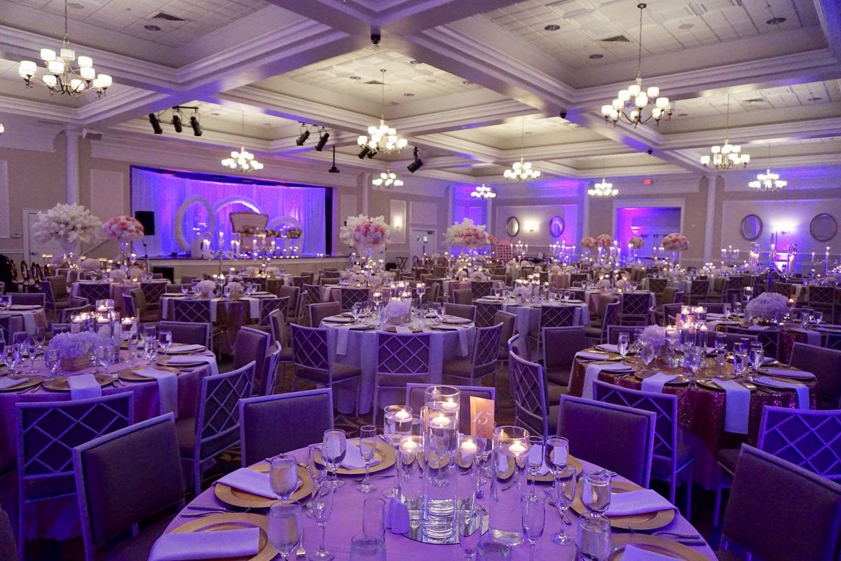 ColHeritageClub's tweet photo. Our ballroom is like a blank canvas. You dream it and your #farytaleweddingcomestrue
#colonialheritageclub https://t.co/99wPRDAa6E